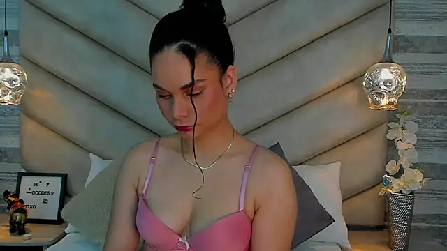 Snapshot of AgathaMendoza chatting on October 9, 2025, 7:03 pm AgathaMendoza online show from October 9, 2025, 7:03 pm