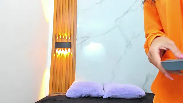 IsabellaMonet online show from November 13, 2025, 11:14 am