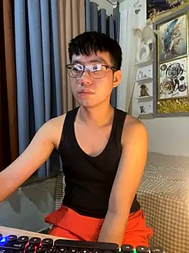 xshyboyx online show from November 18, 2025, 2:31 pm