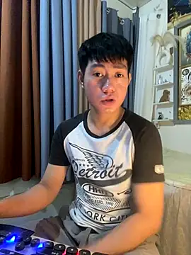 xshyboyx online show from January 7, 2026, 2:16 am