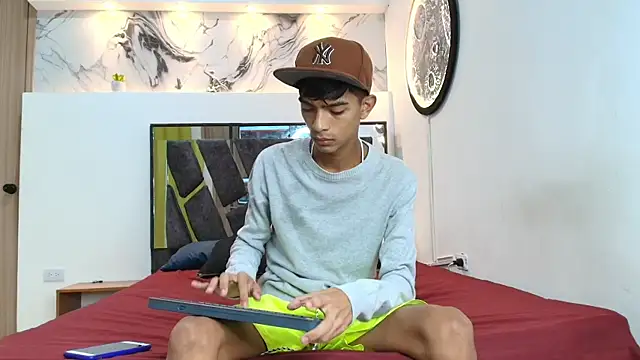 PRETTY SEX1 online show from September 17, 2025, 7:10 am