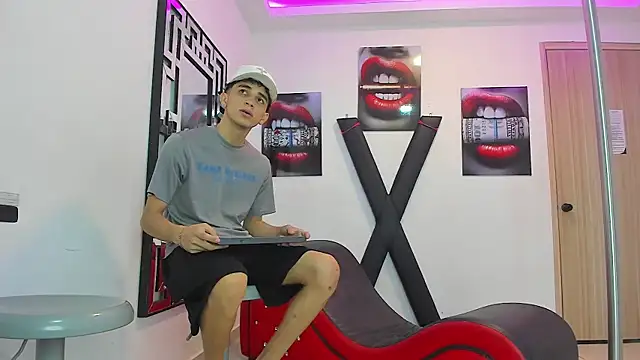 Snapshot of RED_EMPIRE chatting on September 14, 2025, 1:33 pm RED EMPIRE online show from September 14, 2025, 1:33 pm