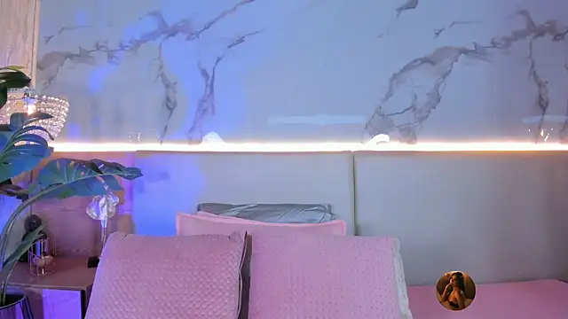 Snapshot of ValSmith_ chatting on February 24, 2026, 3:40 am ValSmith online show from February 24, 2026, 3:40 am