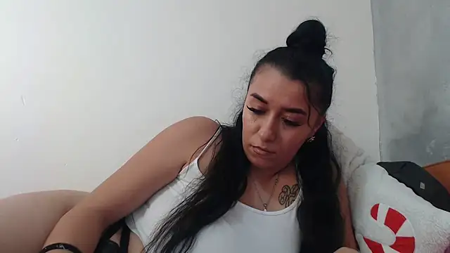 Maryem637048 online show from November 24, 2025, 1:22 pm