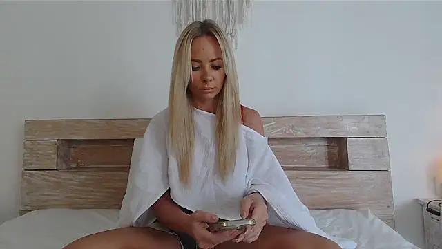 Snapshot of amelialorenz chatting on December 20, 2025, 2:03 am amelialorenz online show from December 20, 2025, 2:03 am