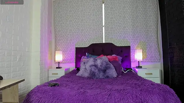 Snapshot of Zamara_Kleii chatting on October 12, 2025, 10:11 pm Zamara Kleii online show from October 12, 2025, 10:11 pm