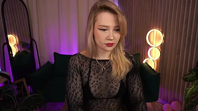 LauraWifeness online show from April 17, 2026, 6:38 am