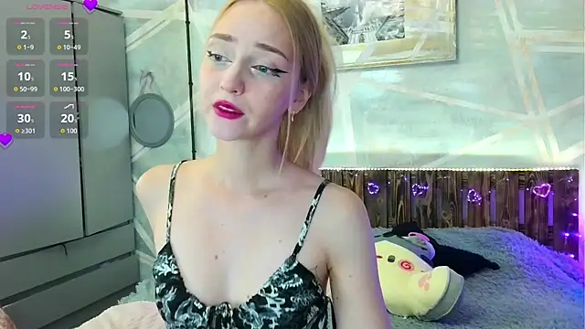 Luna-Fever online show from September 13, 2025, 2:39 pm