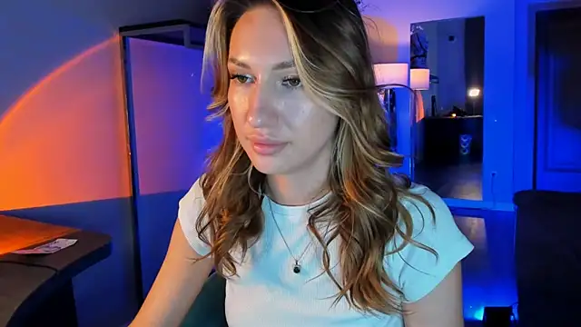 MariGven online show from November 18, 2025, 2:42 pm