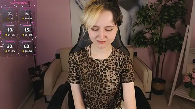 Snapshot of girl_next_doorr chatting on March 1, 2026, 1:11 pm girl next doorr online show from March 1, 2026, 1:11 pm