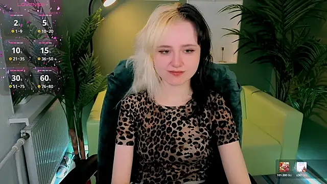 Snapshot of girl_next_doorr chatting on March 28, 2026, 1:12 pm girl next doorr online show from March 28, 2026, 1:12 pm