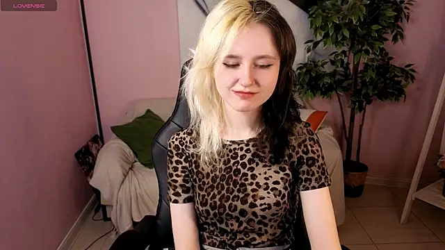 Snapshot of girl_next_doorr chatting on April 12, 2026, 1:36 pm girl next doorr online show from April 12, 2026, 1:36 pm