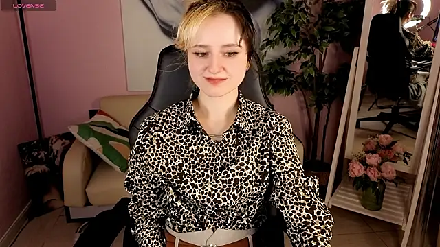 Snapshot of girl_next_doorr chatting on March 15, 2026, 1:29 pm girl next doorr online show from March 15, 2026, 1:29 pm