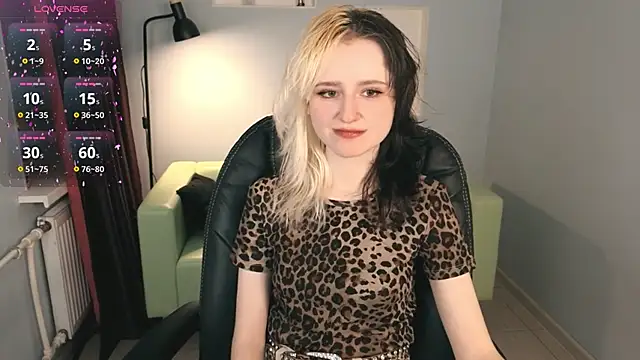 Snapshot of girl_next_doorr chatting on March 8, 2026, 1:14 pm girl next doorr online show from March 8, 2026, 1:14 pm