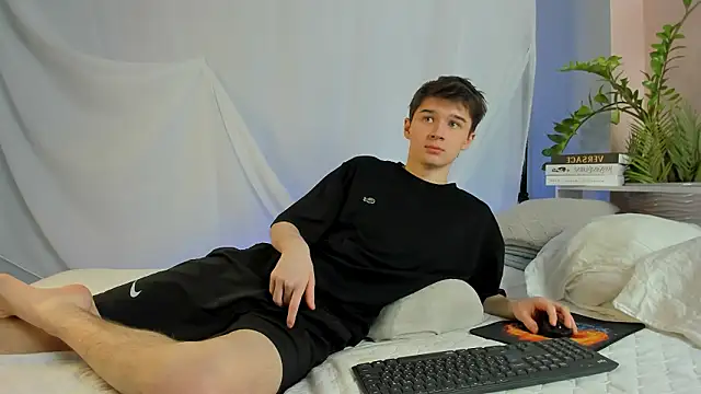 Snapshot of SherlockMax chatting on March 4, 2026, 8:05 pm SherlockMax online show from March 4, 2026, 8:05 pm