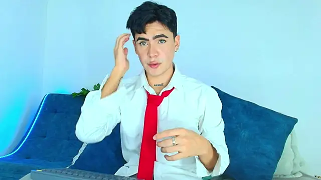 Snapshot of CamiiGuzmanX chatting on November 7, 2025, 8:35 pm CamiiGuzmanX online show from November 7, 2025, 8:35 pm