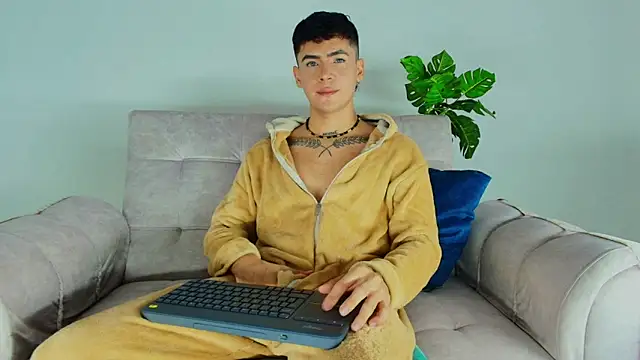 Snapshot of CamiiGuzmanX chatting on October 8, 2025, 7:58 pm CamiiGuzmanX online show from October 8, 2025, 7:58 pm