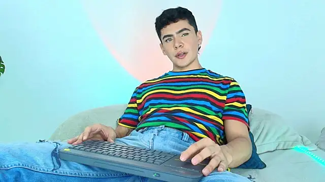 Snapshot of CamiiGuzmanX chatting on October 21, 2025, 7:46 pm CamiiGuzmanX online show from October 21, 2025, 7:46 pm