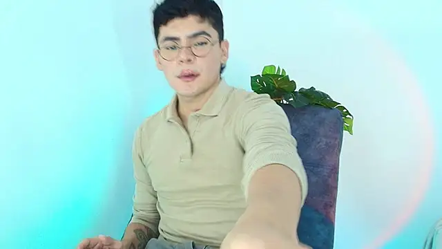 Snapshot of CamiiGuzmanX chatting on October 23, 2025, 8:29 pm CamiiGuzmanX online show from October 23, 2025, 8:29 pm