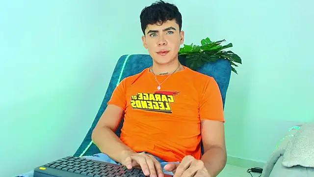 Snapshot of CamiiGuzmanX chatting on November 19, 2025, 8:20 pm CamiiGuzmanX online show from November 19, 2025, 8:20 pm