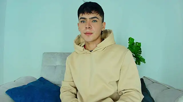 Snapshot of CamiiGuzmanX chatting on October 11, 2025, 11:28 pm CamiiGuzmanX online show from October 11, 2025, 11:28 pm