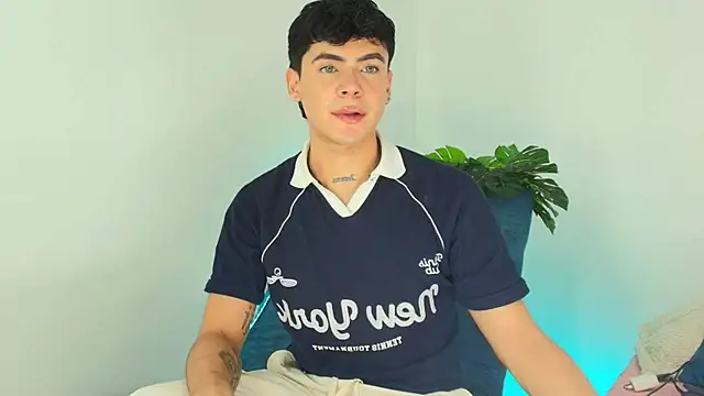 Snapshot of CamiiGuzmanX chatting on December 2, 2025, 8:32 pm CamiiGuzmanX online show from December 2, 2025, 8:32 pm