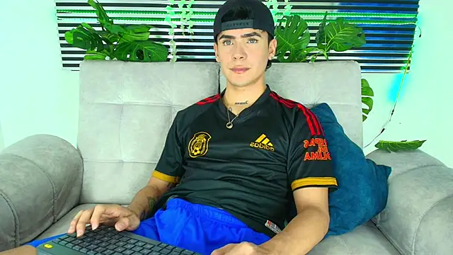 Snapshot of CamiiGuzmanX chatting on February 2, 2026, 8:08 pm CamiiGuzmanX online show from February 2, 2026, 8:08 pm