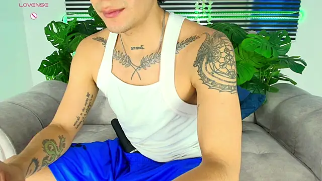 Snapshot of CamiiGuzmanX chatting on March 4, 2026, 9:44 pm CamiiGuzmanX online show from March 4, 2026, 9:44 pm