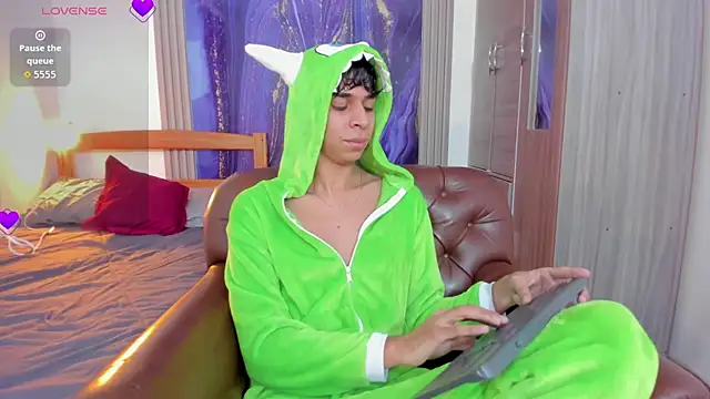 The best twink online show from November 26, 2025, 10:48 am