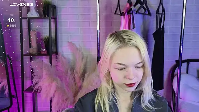 MillaHolt online show from November 10, 2025, 8:19 am