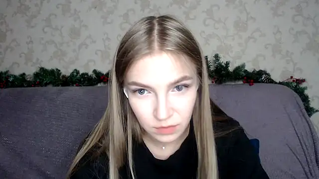 HitGyrl online show from December 15, 2025, 3:40 pm