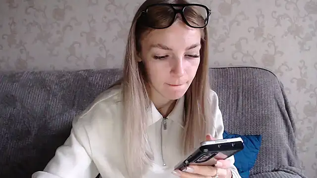 Snapshot of HitGyrl chatting on September 9, 2025, 1:05 am HitGyrl online show from September 9, 2025, 1:05 am