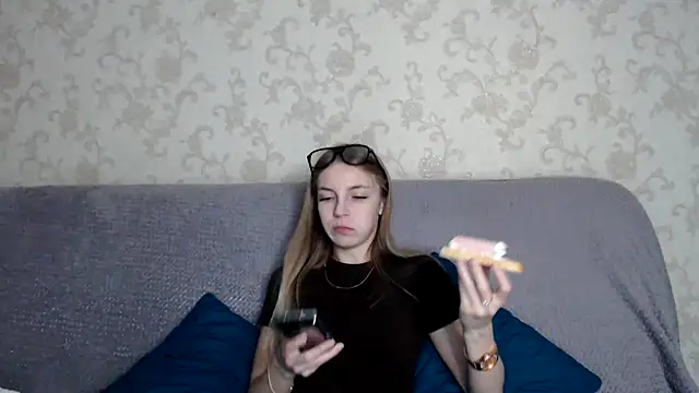 Snapshot of HitGyrl chatting on November 13, 2025, 1:09 am HitGyrl online show from November 13, 2025, 1:09 am