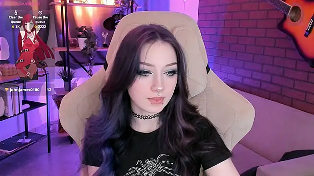 LiliLuna online show from November 12, 2025, 1:48 pm