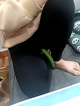 MinhChauXXX19 online show from December 1, 2025, 3:02 pm