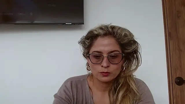 linda-mature43 online show from October 9, 2025, 6:30 pm