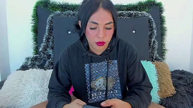 Snapshot of Adrianna_Arias chatting on December 22, 2025, 12:11 am Adrianna Arias online show from December 22, 2025, 12:11 am