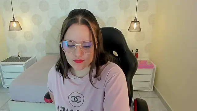 Snapshot of GIANAMILLER6 chatting on November 4, 2025, 12:20 pm GIANAMILLER6 online show from November 4, 2025, 12:20 pm