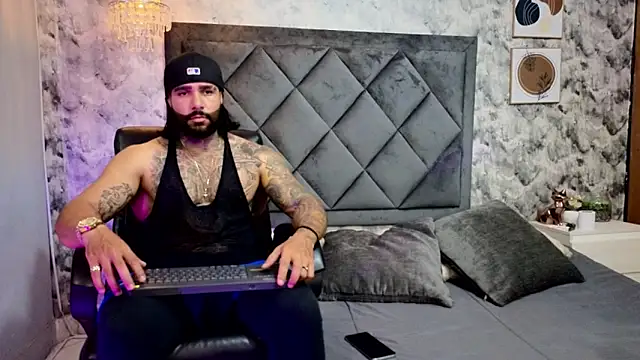 Apolo rousse1 online show from October 6, 2025, 9:04 pm