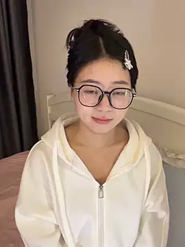 Snapshot of Ella-A9 chatting on November 8, 2025, 1:36 pm Ella-A9 online show from November 8, 2025, 1:36 pm