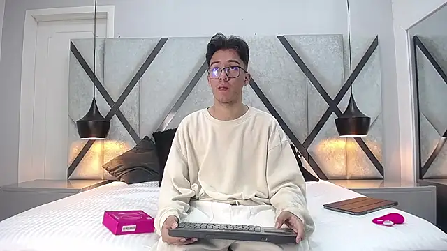 AustinReeds online show from September 23, 2025, 2:35 pm