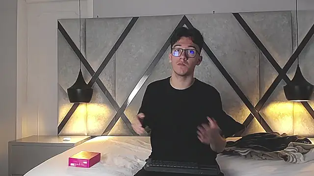 AustinReeds online show from September 24, 2025, 12:11 pm