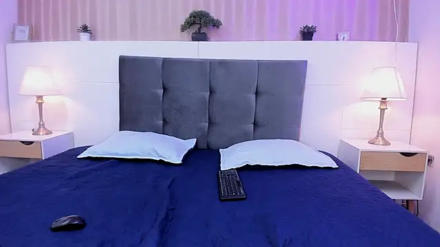 Couple h0t  online show from September 13, 2025, 12:27 pm