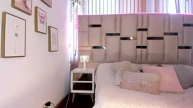 Snapshot of Zoey_thompson chatting on February 24, 2026, 7:37 pm Zoey thompson online show from February 24, 2026, 7:37 pm