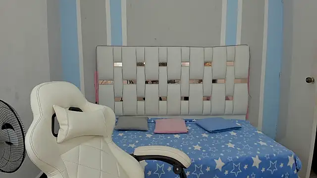 marsmith1 online show from November 4, 2025, 4:49 am