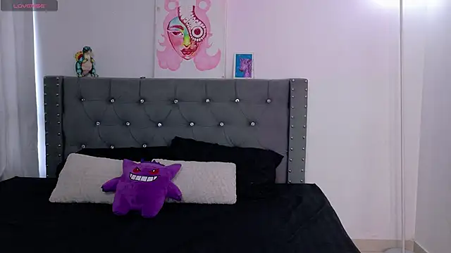 Snapshot of sara_queen10 chatting on October 29, 2025, 7:35 pm sara queen10 online show from October 29, 2025, 7:35 pm