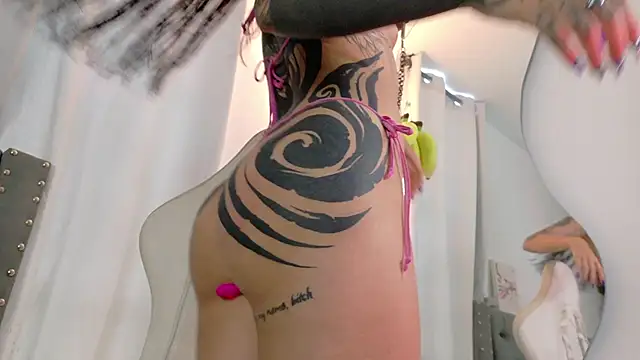 Snapshot of sara_queen10 chatting on February 2, 2026, 6:51 pm sara queen10 online show from February 2, 2026, 6:51 pm