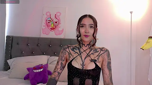 Snapshot of sara_queen10 chatting on November 4, 2025, 6:22 pm sara queen10 online show from November 4, 2025, 6:22 pm