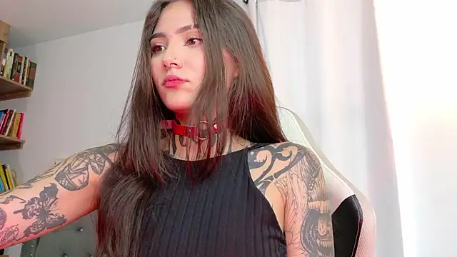 Snapshot of sara_queen10 chatting on February 3, 2026, 6:24 pm sara queen10 online show from February 3, 2026, 6:24 pm