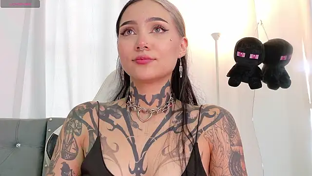 Snapshot of sara_queen10 chatting on February 18, 2026, 5:53 pm sara queen10 online show from February 18, 2026, 5:53 pm